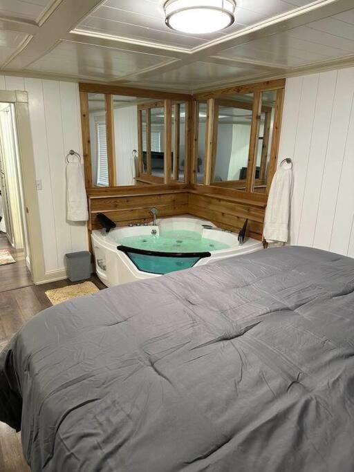 Апартаменты Hot Tub 5 Beds Moorhead Экстерьер фото